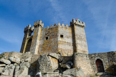 Viseu bölgesindeki Penedono ortaçağ köyünde bir kale. Portekiz. Mimarlık ve arkeoloji.