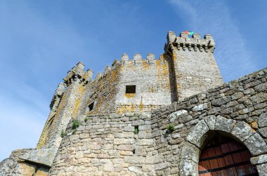 Viseu bölgesindeki Penedono ortaçağ köyünde bir kale. Portekiz. Mimarlık ve arkeoloji.