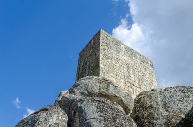 Portekiz 'in Pombal kentindeki ortaçağ şatosundaki şatonun kulesi. Miras ve tarih.