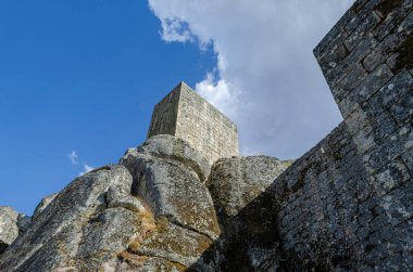 Portekiz 'in Pombal kentindeki ortaçağ şatosundaki şatonun kulesi. Miras ve tarih.