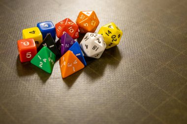Fantezi dand ve rpg masa üstü oyunları için zar kümesi Farklı kenarlı Masa oyunu çokyüzlü zarlar