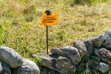 Elektrikli çoban, çiftlik hayvanlarını kapalı tutmak için elektrik hattı.