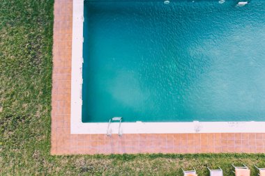 Bir yaz günü havuzun insansız hava aracı görüntüsü.