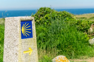 İspanya, Galiçya sahilindeki Santiago de Compostela yolunun işareti.
