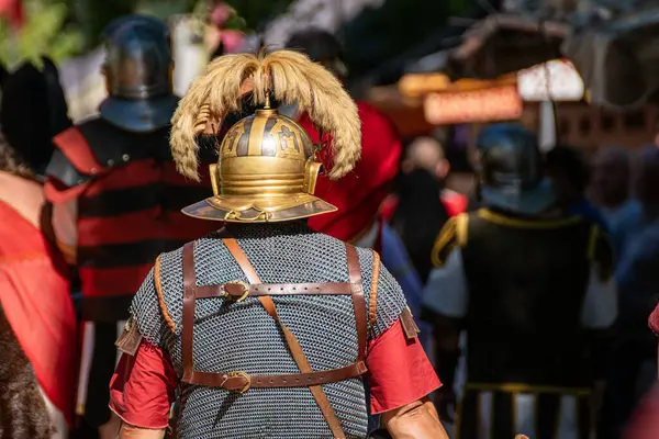 Roma lejyonunun bir yüzbaşısı olarak nitelendirilen aktör tarihi yeniden canlandırma festivalinde uzayı kopyaladı.