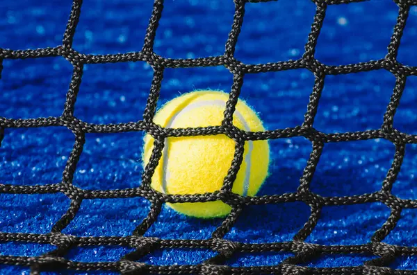 Padel tenis kortunun arkasındaki topun yakın plan görüntüsü