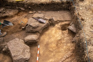 Arkeolojik bir kazı sırasında arkeolojik bir bölgede toprak kazısı yapıldığı görüşü