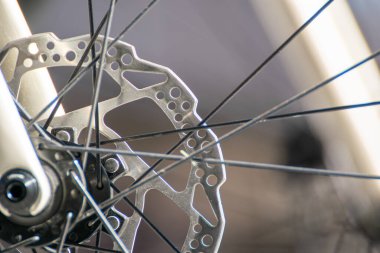 Profesyonel bir yarış bisikletinin ön tekerleğinin fren diskinin ayrıntıları