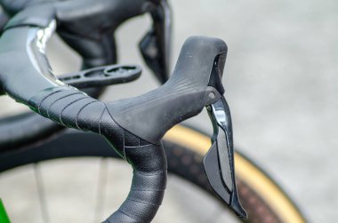 Yarış bisikletinin gidonunun yakın çekim görüntüsü