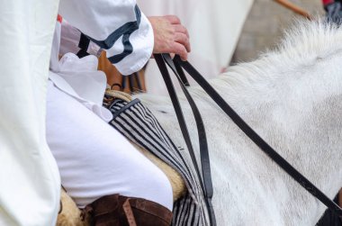 Tarihi yeniden canlandırma festivalinde atlı bir adam.