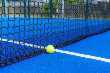 Raket tenis kortu, top kalenin alt kısmında.