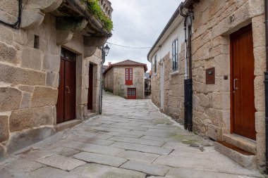 Ortaçağ Allariz köyünün sokaklarındaki taş evler. Bizim hakkımız. Galiçya. İspanya