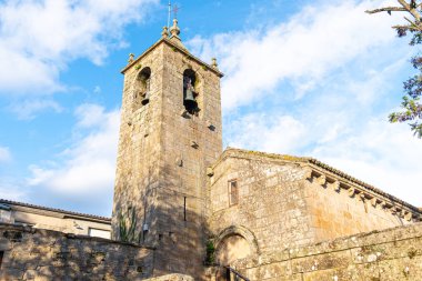 Ortaçağ Allariz köyündeki Santo Estevo 'nun Romanesk kilisesi. Saygılar, Galiçya. İspanya