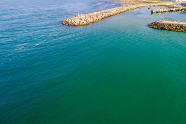 Deniz balıkçılığının girişinde beton ve çimento bloğu dalgalanması, insansız hava aracı manzarası