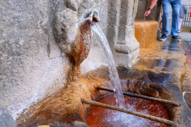 İnsan, alabildiğine kaynar hale getirilmiş kaynak kaynağına varır. Burgaz of Ourense. Galiçya, İspanya