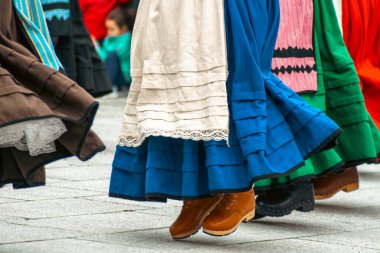 Galiçya 'da halk festivalinde dans eden kadınlar. Gelenek kavramı