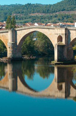Minho nehri üzerinde eski bir köprü, Roma ve ortaçağ anıtı.