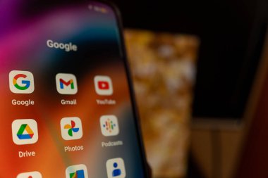 Madrid, İspanya 23-09-24 cep telefonu ve ekranda Google uygulama simgeleri