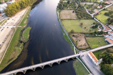 Ponte de Lima 'daki Lima nehri üzerindeki Roma köprüsünün insansız hava aracı görüntüsü. Portekizli Norh