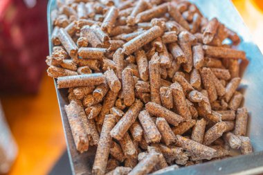 Topak yanmasıyla ekolojik ısınma, enerji tasarrufu için basılmış talaş topakları