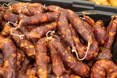 chourico, füme domuz sosisi, tipik Portekiz 'in kuzeyi. Feira do Fumeiro etkinliği, Montalegre