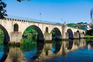 Ponte da Barca 'daki Lima Nehri üzerindeki eski taş köprü. Portekiz