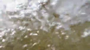 Yazın sahilde dalgalar, deniz yüzeyi seviyesinde kaydedilen videolar, plaj tatilleri.