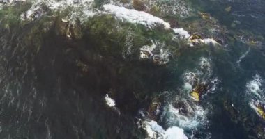 Sahil boyunca insansız hava araçlarıyla durağan hava manzarası