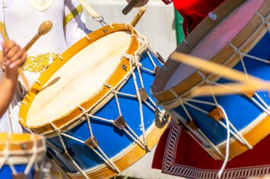 Tarihi bir eğlence festivalinin geçit töreninde davul çalan perküsyonistler