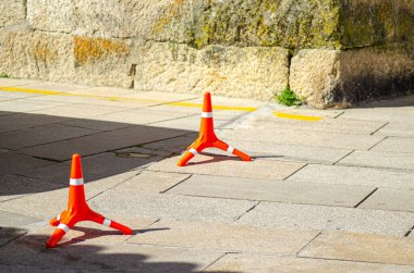 Kırmızı plastik tripodlar sokağa giden yolu tıkıyor, halkın güvenliği için.