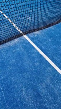 mavi raket tenis kortunun ağındaki toplar, raket sporu konsepti