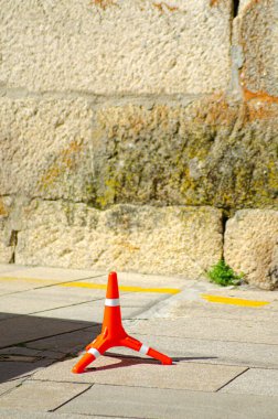 Kırmızı plastik tripodlar sokağa giden yolu tıkıyor. Kamu güvenliği kavramı.