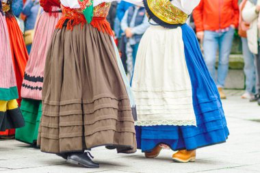 Geleneksel Galiçya kostümü giymiş kadınlar popüler müzik, folklor etkinliği