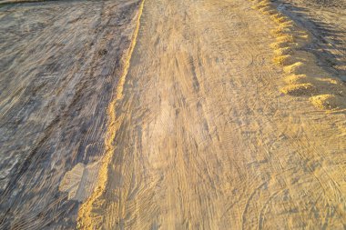 Bir inşaat sahasında kazılmış toprak yığınları, bir inşaat sahası tarafından kazılmış büyük toprak yığınları.