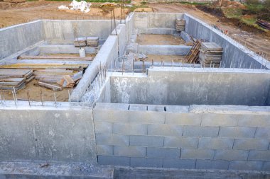 İnşaat halindeki bir evde çimento bloklarından yapılmış temel, mimari konsept arka plan