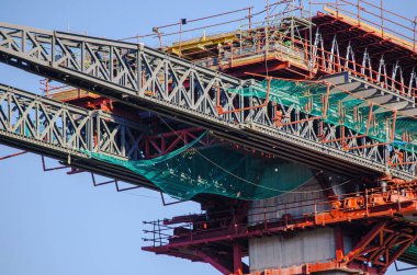 İnşaat halindeki bir köprü yapısının kısmi görüntüsü. Mühendislik kavramı, ulaşım viyadük