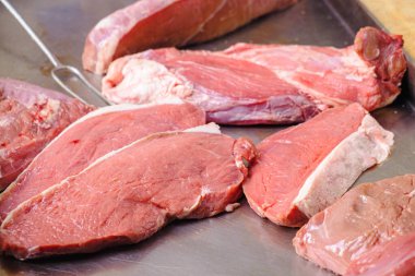 Ekolojik olarak ızgarada yüksek kalitede çiğ et parçaları var. Mezbaha ve Kasap Dükkanı kavramı.