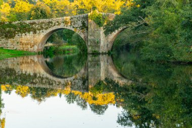 Arnoia Nehri üzerindeki ortaçağ taş köprüsü, Allariz. Galiçya. İspanya