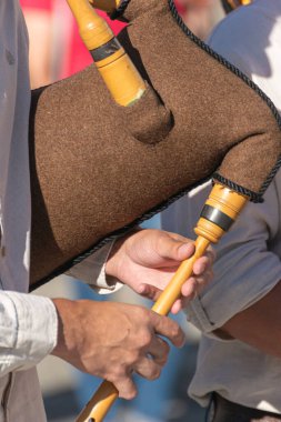 Portekiz 'den geleneksel bir gayda çalan bir gayda çalan gaydacısının ellerinin ayrıntıları, arka plan kavramı folk müzik