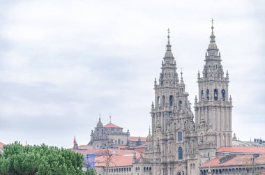 Santiago de Compostela Katedrali 'nin önü bulutlu bir günde