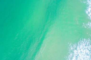 Turkuaz deniz suyu sahile yakın, yaz konsepti için arka plan.