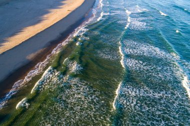 Gün doğumunda sahilin manzarası, gün batımında insansız hava aracı ile hava fotoğrafları. Yaz konsepti arka planı