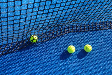 Tenis toplarını kalenin yanına yerleştirin.