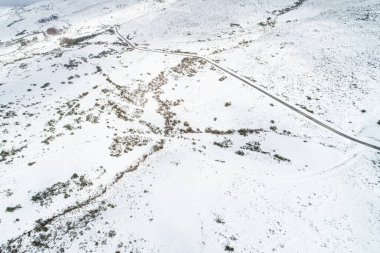 Karlı dağ manzarası Kesme yolu, hava manzarası