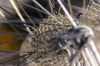 Bir yarış bisikletinin vites diskinin ayrıntıları ve fren diski