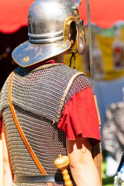 Tarihi bir yeniden canlandırma festivalinde zincir halkası, gladius ve miğferi olan bir Romalı lejyoner görüşü