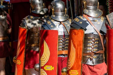 Roma döneminin tanımlanamayan canlandırmacıları, tarihi bir partide yürüyen Romalı lejyonerlerin giysileri ve zırhlarıyla