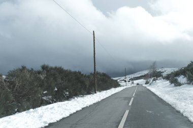 Bir kış günü, kar fırtınasından sonra, dağ yolunda düz bir yol.