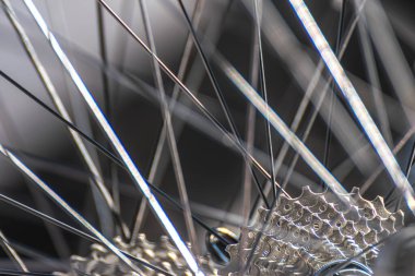 Arka tekerleğin ayrıntılı görüntüsü ve arka raydan çıkan profesyonel yol bisikleti, bisiklet konsepti için arka plan