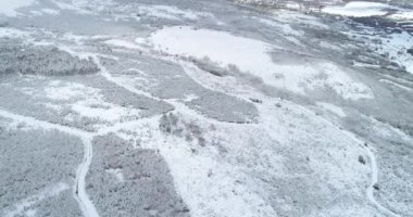 Galiçya, İspanya 'da karlı bir arazinin insansız hava görüntüsü.